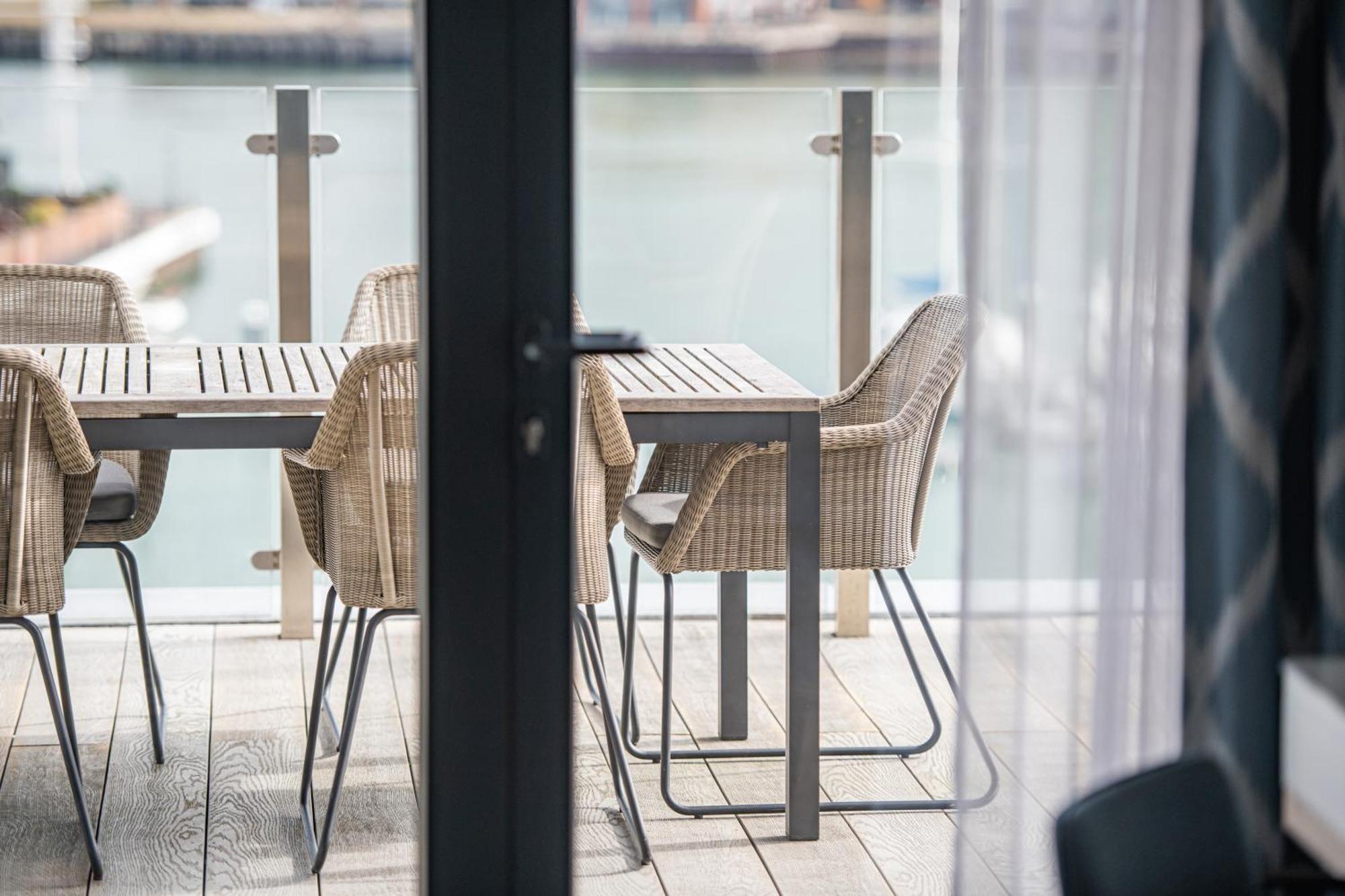 فندق وسبا سوثامبتون هاربور الغرفة الصورة The deck of a floating home
