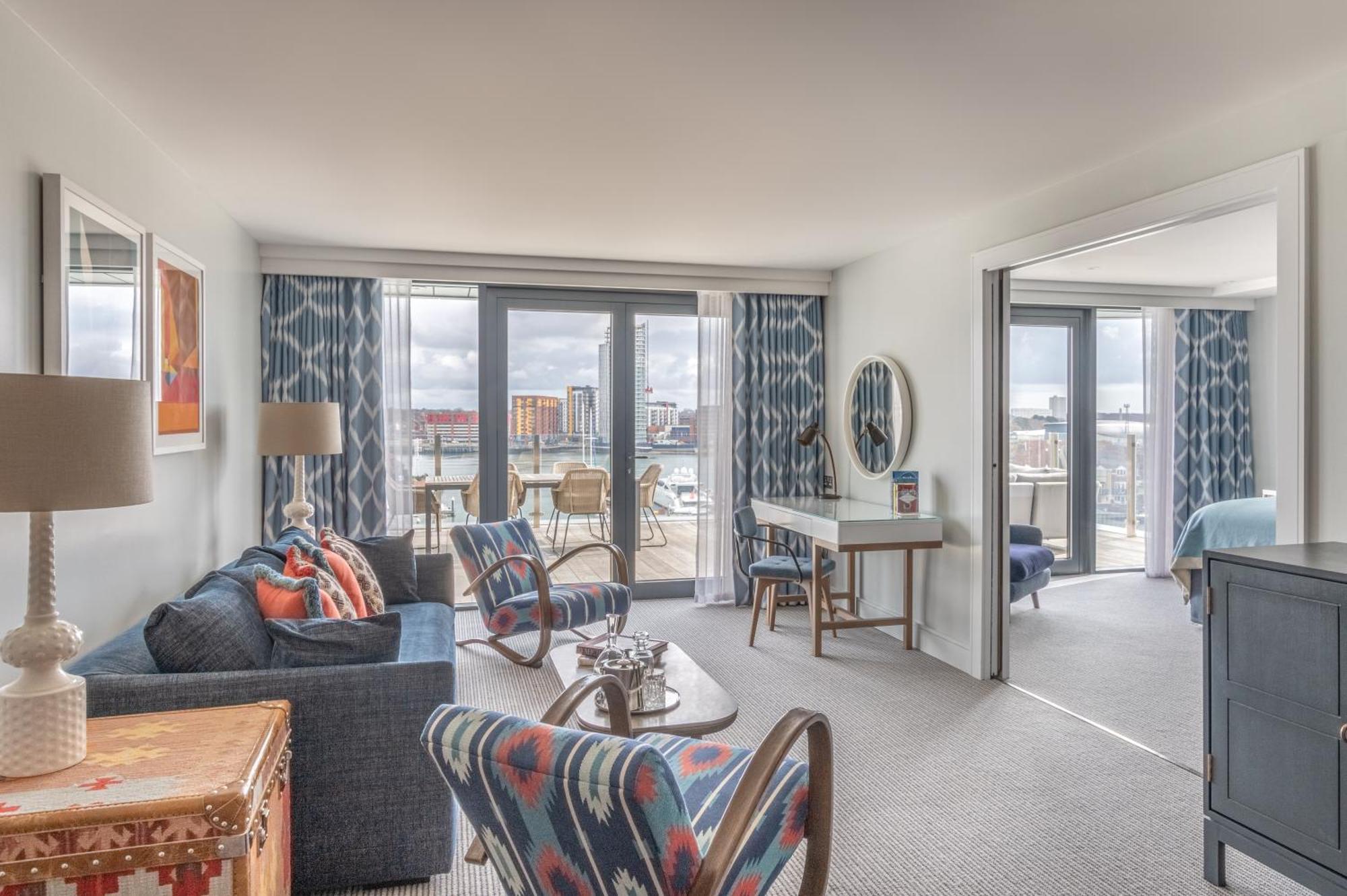 فندق وسبا سوثامبتون هاربور الغرفة الصورة A living room at The Drake