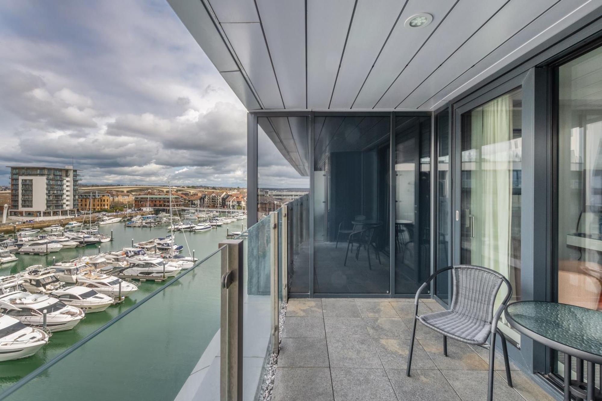 فندق وسبا سوثامبتون هاربور الغرفة الصورة A balcony in a residential apartment