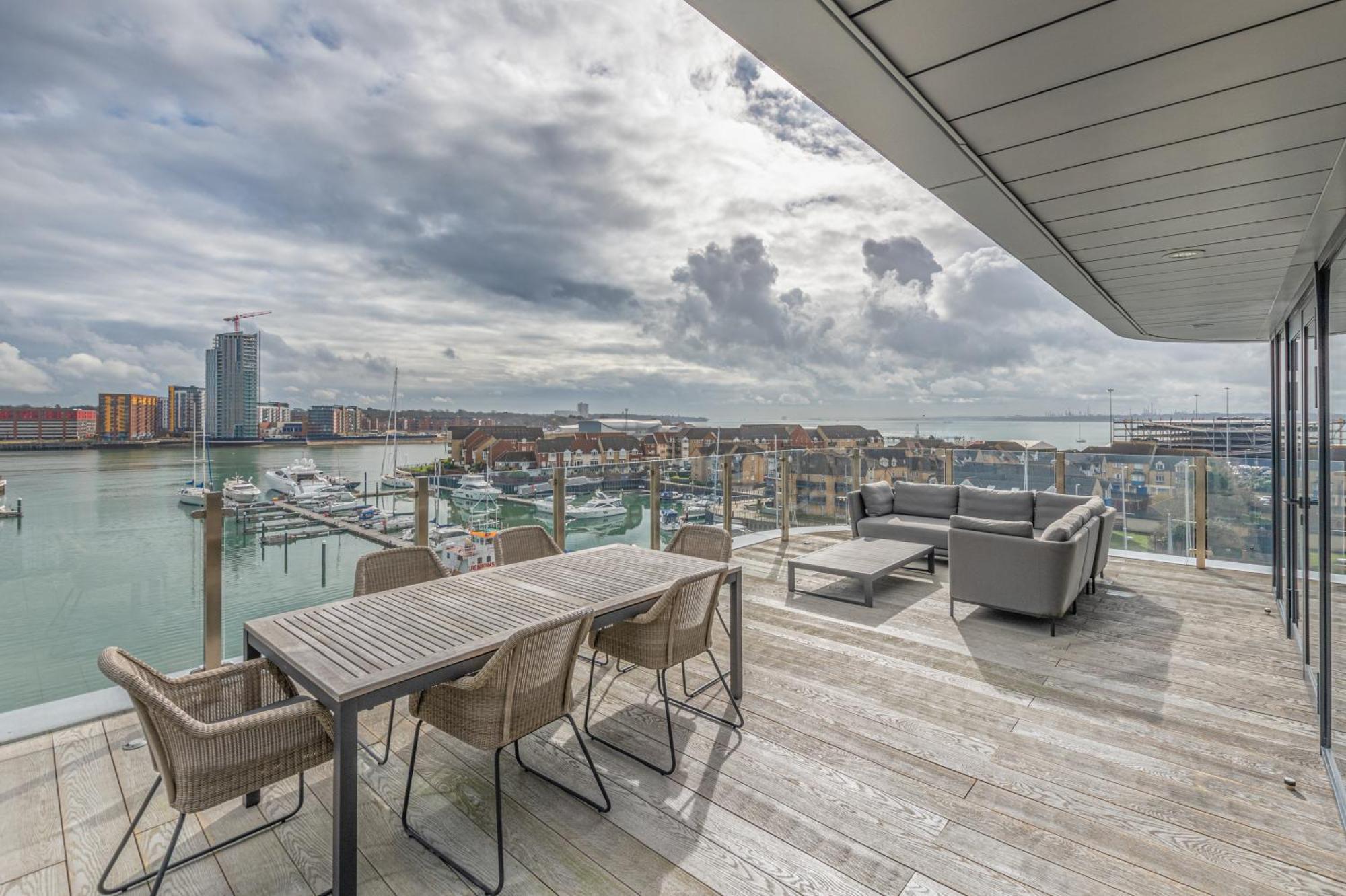 فندق وسبا سوثامبتون هاربور الغرفة الصورة The roof terrace at The Beacon