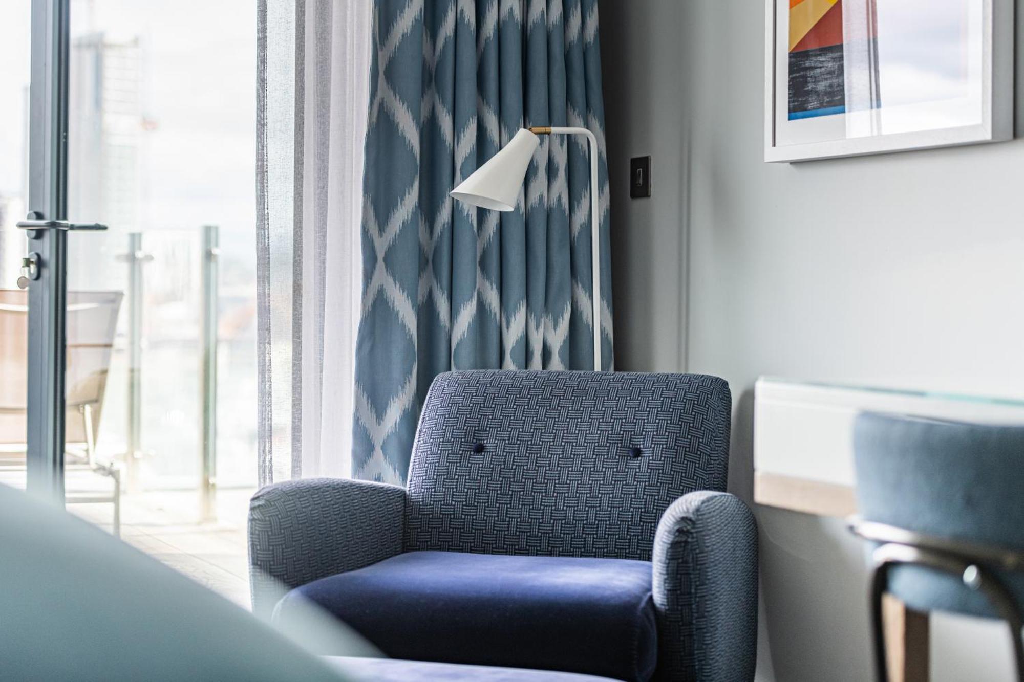 فندق وسبا سوثامبتون هاربور المظهر الخارجي الصورة A floor lamp