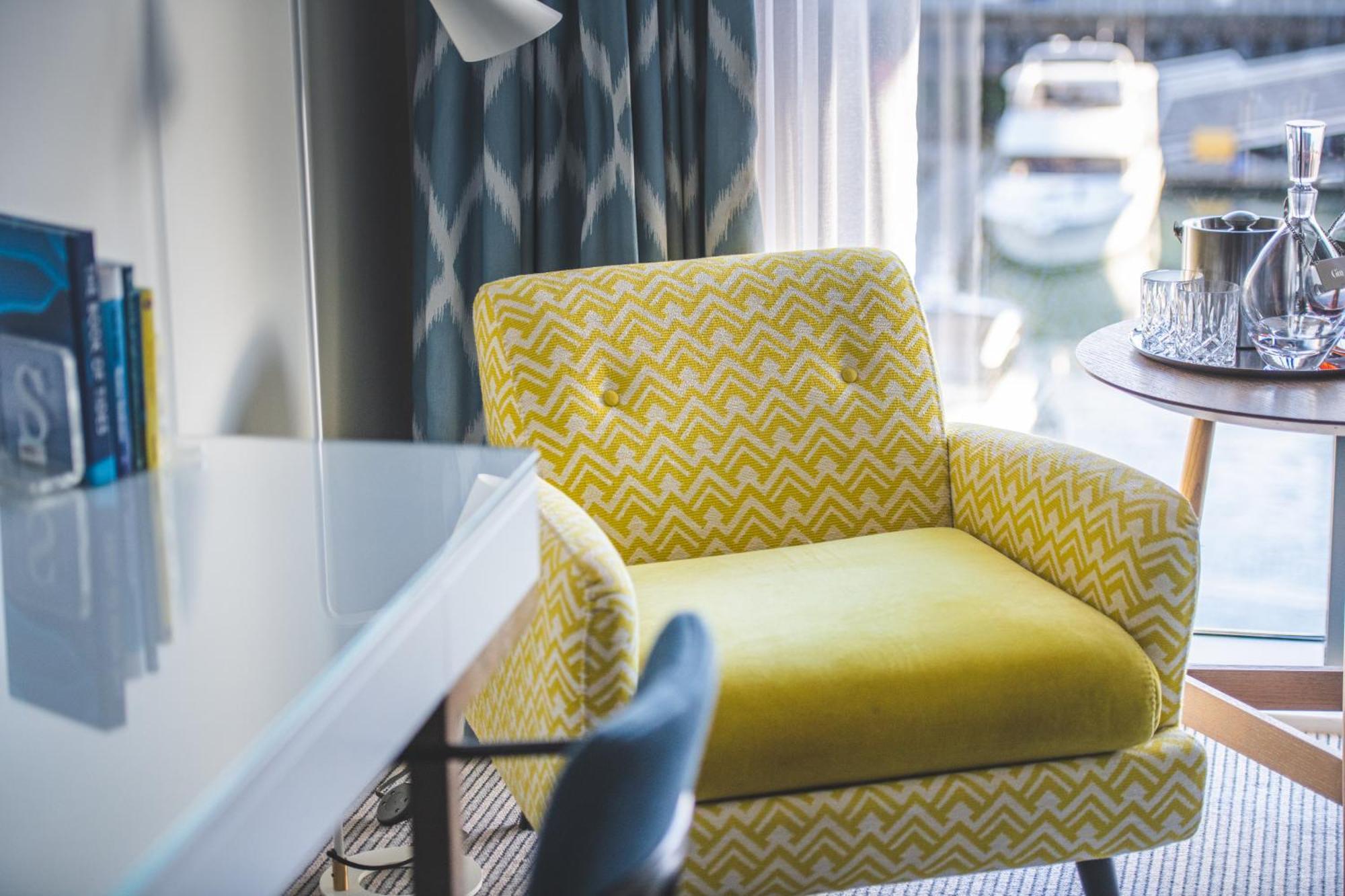 فندق وسبا سوثامبتون هاربور المظهر الخارجي الصورة A chair in a hotel room